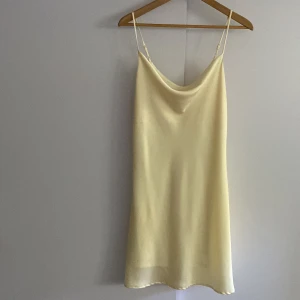 Kort finklänning med tunna band - Kort klänning i finare material. Har vattenfall design där framme. Köpt för ett tag sedan men enbart använt den en gång. I perfekt skick, som ny💛