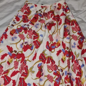 &OtherStories mönstrad kjol  - Mönstrad satin kjol från &OtherStories 