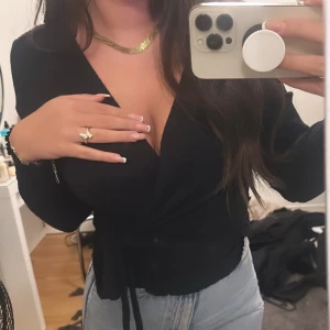 Omlott tröja från ASOS - Rätt så tunn omlott topp köpt från ASOS.  Rätt så använd men man ser inga tydliga skador.  Den är rätt så liten i storleken så kan passa dem flesta för man drar åt den i midjan efter ens kropp