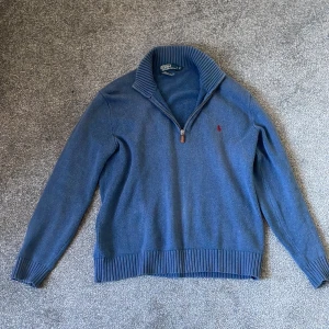 Ralph Lauren half zip - En blå ralph lauren half zip i storlek M. Asfet men passade inte riktigt mig. 100% bomull riktigt bra kvalitet