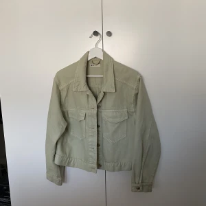 Grön kort jeansjacka - Croppad grön jeansjacka, storlek L men jag har xs/S i vanliga fall så den är lite oversize på mig
