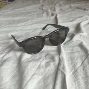 James Ay - Mayflower Solglasögon  - Danskdesignade solglasögon handgjorda av italienskt växtbaserat material återanvända tyska gångjärn och helt UV-skyddade sollinser med en antireflexbeläggning på insidan.  Köpa för 1700kr . 