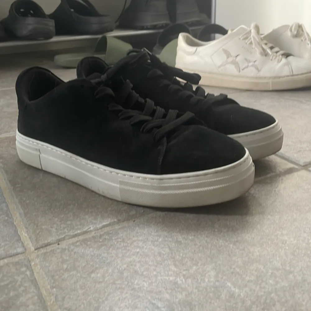 Super sköna sneakers från selected homme i storlek 44. Använt några få gånger, då jag fick exakt likadana i present nyligen. Inga deffekter, perfekt skick. Det svarta materialet är i mocha.. Skor.