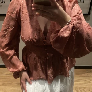 Supersöt topp - Så fin adoore inspirerad blus/topp från Shein, köpt via Sellpy 💗 storlek M