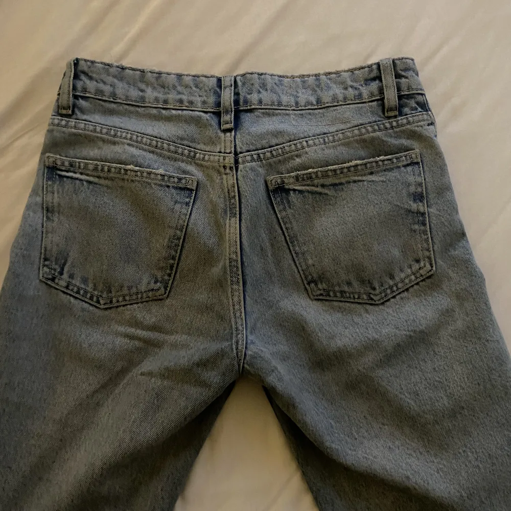 ett par ljusblå jeans från zara, midwaist. använda ganska mycket men inte synligt på. skriv för bilder på❤️. Jeans & Byxor.