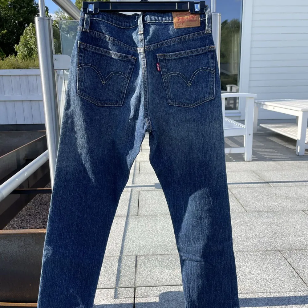 501 jeans från Levi’s, endast använda ett par gånger. Superfin färg som passar till de mesta. Storlek 25/32💝. Jeans & Byxor.