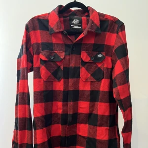 Flanellskjorta röd/svart  - Röd/svart flanellskjorta från dickies Endast prövad  Nypris 499kr Skick 10/10