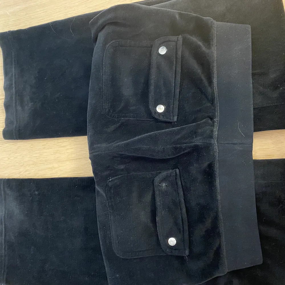 En knapp borta på vänstra ficka, Lågmidjade.💕💕. Jeans & Byxor.