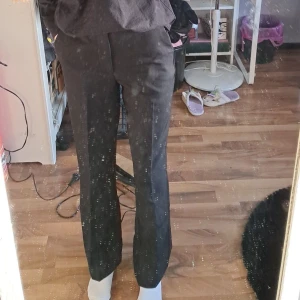 Kostymbyxor  - Säljer nu mina kostymbyxor ifrån bikbok modell vilma, de är insydda lite i midjan men kan sprätta bort de. 