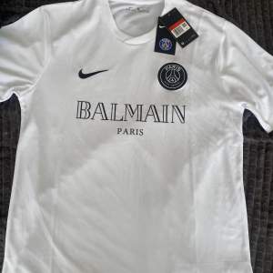 Detta är en psg balmain t-shirt Strlk L men passar M kondition 10/10 