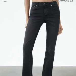 Bootcut zara jeans - Så fina low waist bootcut jeans som tyvärr är för långa på mig då jag är 160. Skriv gärna för bilder på jeansen! Köpte de för 400 men säljer för 150 !!TRYCK INTE PÅ KÖP!!