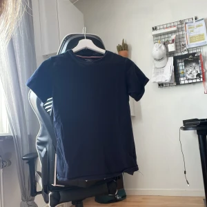 Tommy h  T-shirt  - Storlek 152-164