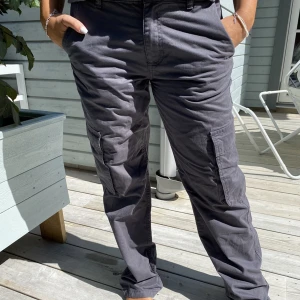 Cargobyxor🫶🏽 - Cargo byxor med fickor! Aldrig använda. (Jag är 163 cm)