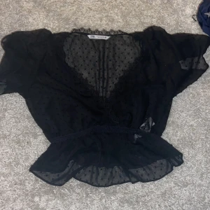 Zara - Söt zara blus ändvända 1 gång . Jättefin på kan skicka bild om behövs 💞