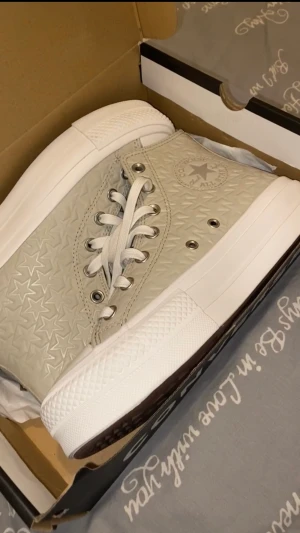 Converse skor - Helt oanvända fräscha Converse skor. Fick dem som födelsedag present o passar inte i storlek.pris kan diskuteras ☺️