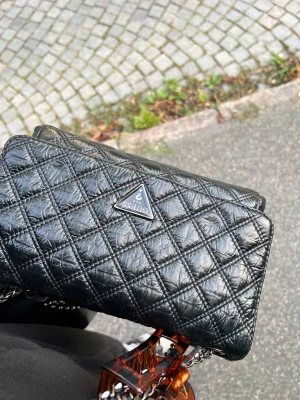 guess väska - säljare min guess väska då den är för liten för mig!  den är i bra skick!  köptes för 1500 finns inget kvitto men är äkta! beställde den via Boozt😙 