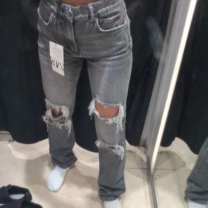 ! Lånad bild !  ❤️ säljer dessa grå jeans från Zara! Köpta för ett tag sedan men sällan använda! Hör av er vid funderingar ❤️