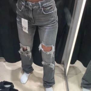 Zara - Jeans - ! Lånad bild !  ❤️ säljer dessa grå jeans från Zara! Köpta för ett tag sedan men sällan använda! Hör av er vid funderingar ❤️