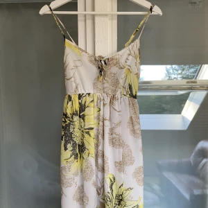 Sommarklänning  - Fin gul sommarklänning. Fin till midsommar, villavslutning eller andra tillställningar. Har nog använts en del men ännu i gott skick, fint material💕