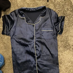 Pyamas tröja - Säljer en min marinblå pyamas tröja, köpt för ca 150 men säljer för 100 plus frakt. Stlrk S/M