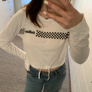 Långärmad tröja - Säljer denna långärmade tröja från Hollister 💕 Går att knyta längst ner och göra den ännu mer  croppad ✨