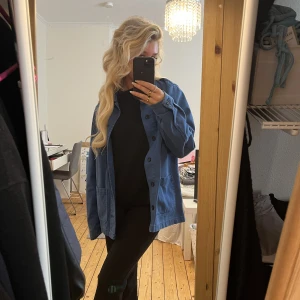 Blå jeansjacka - Super snygg blå jeansjacka. Färgen på bild är bättre på bild 2! 