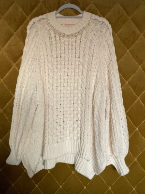 Simone Rocha X H&M - Kabelstickad tröja dam från Simone Rocha x H&M. Strl L (den är väldigt oversize), 95% bomull och 5% alpacka. Helt oanvänd! Köparen står för frakt 