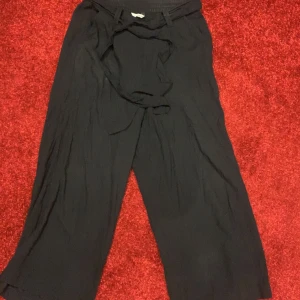 Linnebyxor  - Svarta linnebyxor i gott skick. Jag är 163 och de är väldigt korta på mig. Men de är riktigt sköna o ha och har även fickor . 