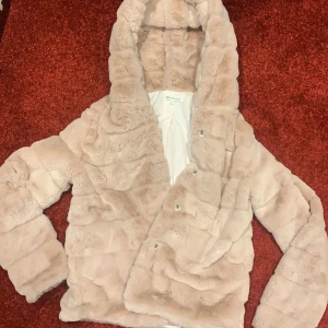 Skön snygg jacka  - Köptes för några år sedan och endast använts en gång. Säljs för att den inte riktigt är min stil längre. Köpte den för 599kr men säljer för 199kr för jag vill bli av med den då den tar upp plats. Jätte skön annars, har fickor, riktigt nice till vintern!