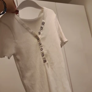 Vit blus - Wn vit blush med pärlor so  knappar ny i stl s men passar allt under s också då den är väldigt liten i storleken