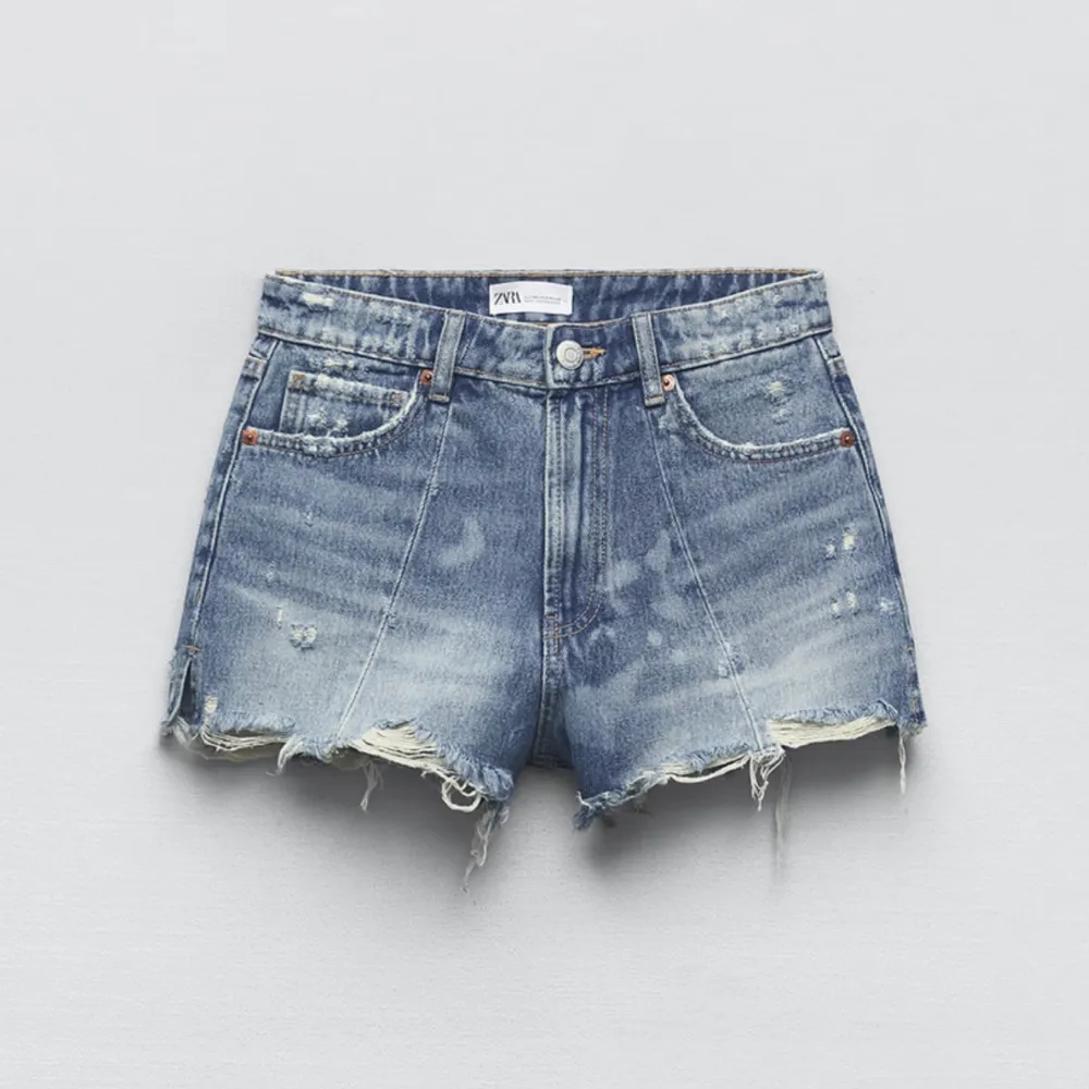 Säljer mina oanvända jeansshorts från Zara, har dom lågmidjade och älskar dom men har väldigt många shorts därav säljer jag dom❤️. Shorts.