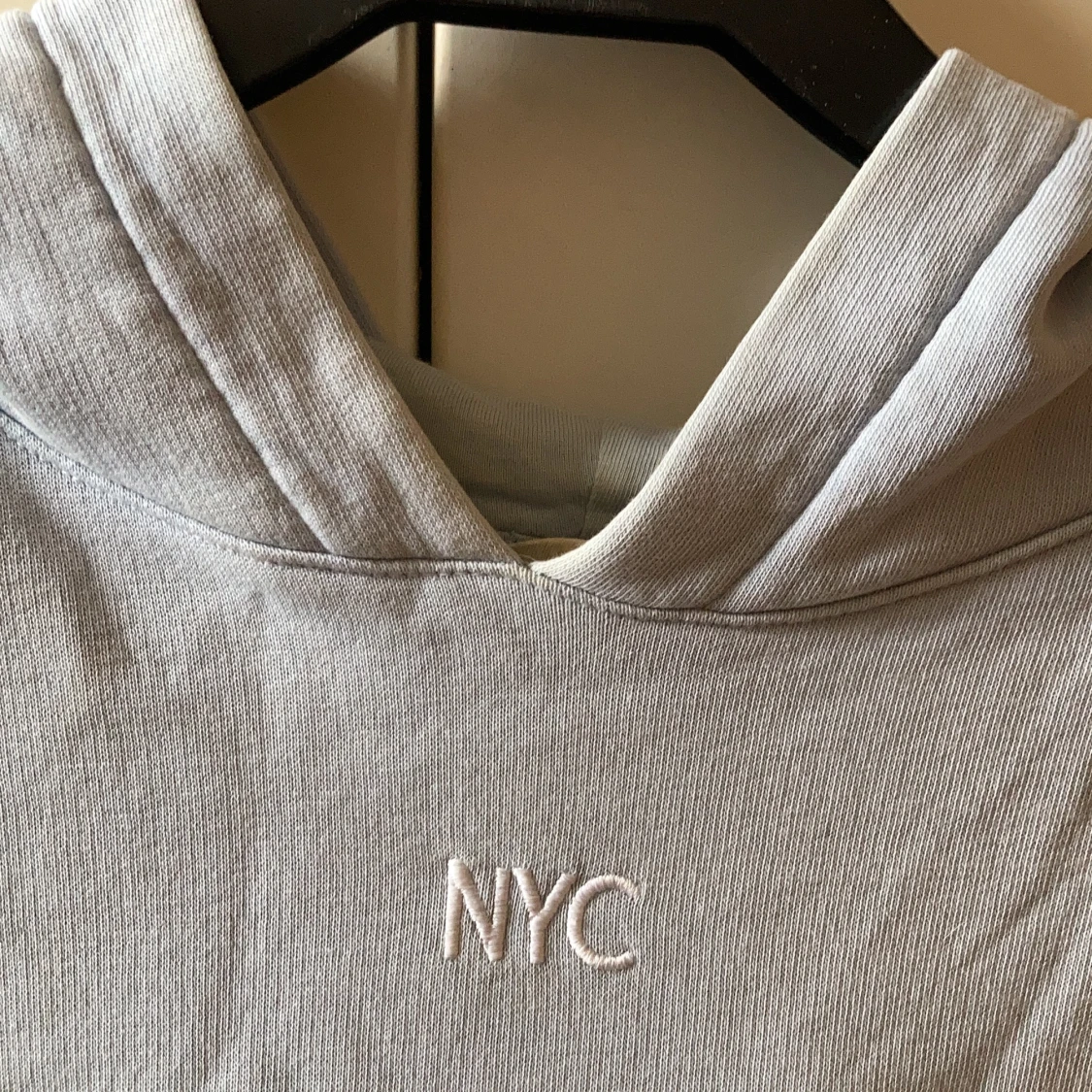 Ljusblå hoodie med NYC text - 91