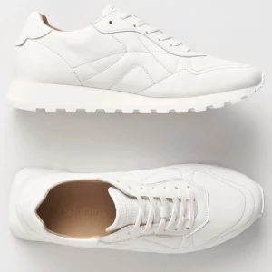 Tiger of Sweden Steuer sneakers  - Hej!  Säljer mina tiger of sweden, 90-tals influerade sneakers. De är gjorda i Portugal i kalvläder och har en lätt fodring så funkar även som höstsko.  Sparsamt använda så de är i skick som nya, nypris 2500kr!  Kan postas eller hämtas i Göteborg.  Mvh Lu