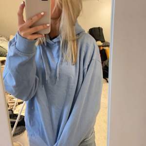 Jättefin ljusblå hoodie från Lager 157 som inte kommer till användning. Storlek XS🫶