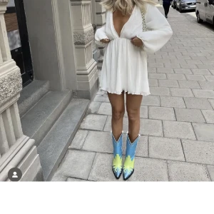 Lojsan Wallin x NA-KD💌 - Jätte fin klänning från Lojsans kollektion med NA-KD. Jätte fin till midsommar eller sommarfiranden🤍 