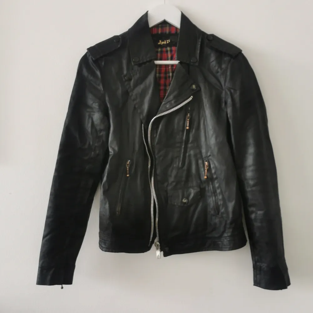 Very cool vintage waxed April 77 biker jacket. It has some wear but it gives it charm. I'd say an S size, see ref pic of me wearing it, I'm 160cm tall. Jackor.