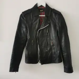 Very cool vintage waxed April 77 biker jacket. It has some wear but it gives it charm. I'd say an S size, see ref pic of me wearing it, I'm 160cm tall