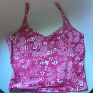 Rosa sommartopp  - Storlek M men ganska liten i storleken vilket kan göra att den funkar som S. Beställde för några månader sen och har aldrig använt. Bra skick och mjuk material.🩷