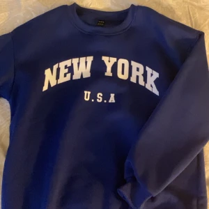 Tröja - Säljer denna tröjan från Shein, den är aldrig använd endast provad. Storlek xs men passar s också då den är ganska oversized. Köparen står för frakt.