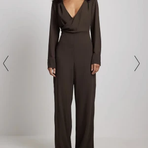 Brun jumpsuit från NA-KD - Lång fin jumpsuit i chiffong💓 Köpt i våras men inte kommit till användning än. Storlek S.