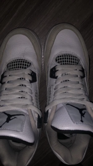 Jordan 4s military black - Skorna är i helt okej skick dem är använda men runt 6 gånger, skorna är för små på mig därför säljer jag dem, tyvärr finns ingen låda med. Backtapen går upp direkt och netting är bra kan skicka video på de isf. PRIS KAN DISKUTERAS