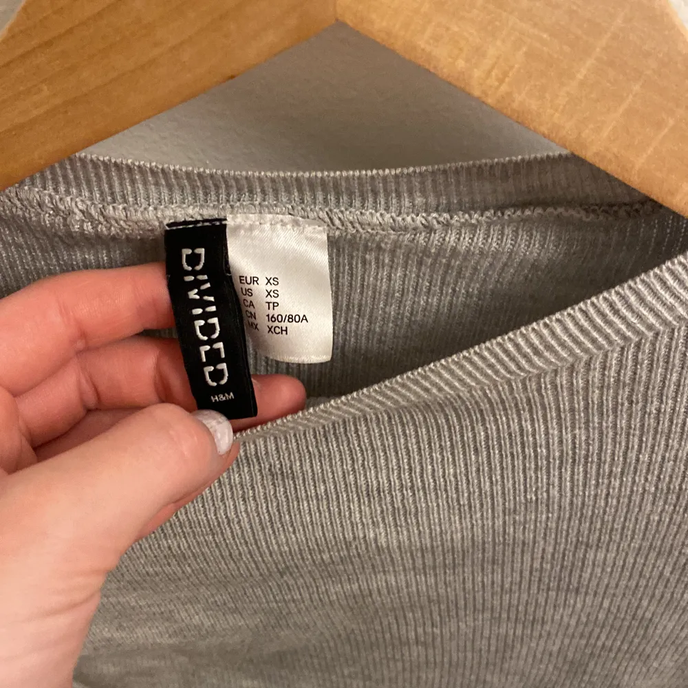 Säljer denna supersköna ljusgråa tröjan från hm/divided. Säljer för att den är för liten för mig och ska inte vara en crop top utan lite av magen kanske syns beroende på hur lång du är osv.💗   Pris kan diskuteras . Tröjor & Koftor.