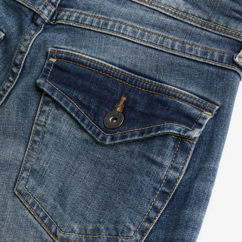 Säljer dessa slutsålda hm jeans med coola fickor! Strl 36(s) och jättesnygga❤️ använda några gånger men har tröttnat på de, pris kan diskuteras och möts upp i Sthlm eller fraktar🥰 hör av er för fler bilder eller info!❤️❤️. Jeans & Byxor.