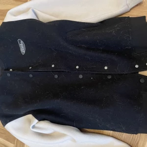 Racer jacka - Racer jacka typ. Finns lite katthår på den men får bort det innan frakt. Köpt för något år sen på hm och passar med allt