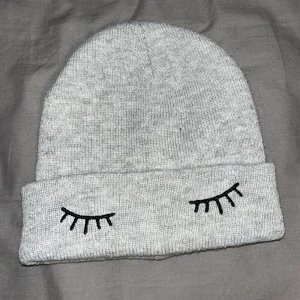 Mössa - Grå mössa jätte fin o skön, skulle säga att den passar S/M