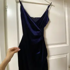 Marinblå klänning i samet, passar pefekt till nyår, storlek 36