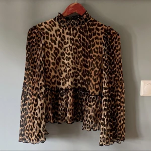 Ganni blus - En så snygg leopard blus från Ganni. Storlek S! Jättefint skick🩷