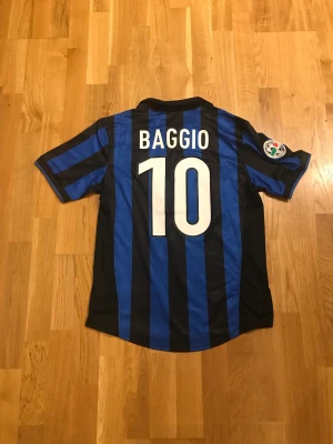 Inter Milan tröja  - En Inter Milan tröja från 1998 med Baggio på ryggen. Skriv om du har frågor 