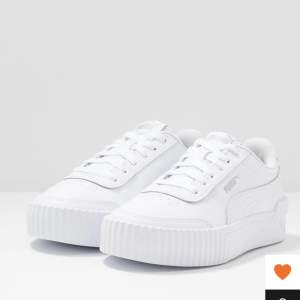 Säljer dessa snygga sneakers från puma, använda typ 2/3 gånger så ser ut precis som nya. Skriv privat för bilder!🥰 Säljer då dom ej kommer till användning 🩷 orginalpris: 679kr