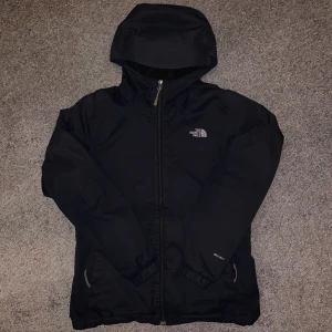 The North Face jacka - Finns lite defekter och slitage vid armen längst ner, annars som skick 6/10. Storlek M men passar S också. Vid frågor så är det bara att kontakta mig🤝🏽